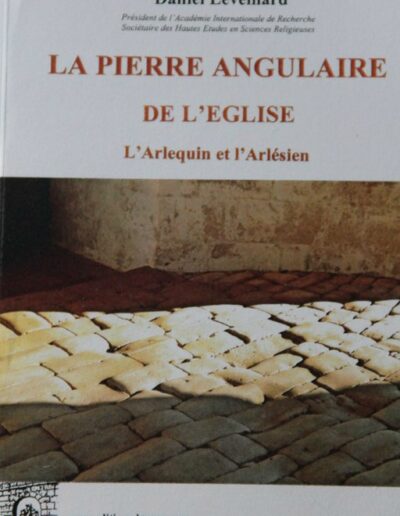 La pierre angulaire de l'église - L'Arlequin et l'Arlésien - Daniel Leveillard